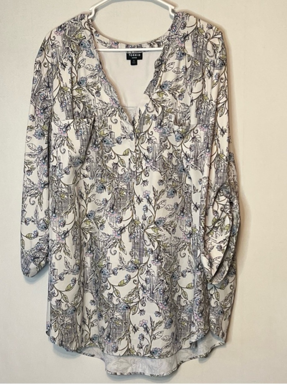 Torrid Harper Size 5 Floral 1/4 Button Blouse 3/4 Roll Tab Sleeves Two Pockets.
